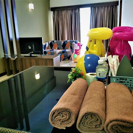 B - Lagoon Water Themepark Suite Melaka Town Esterno foto