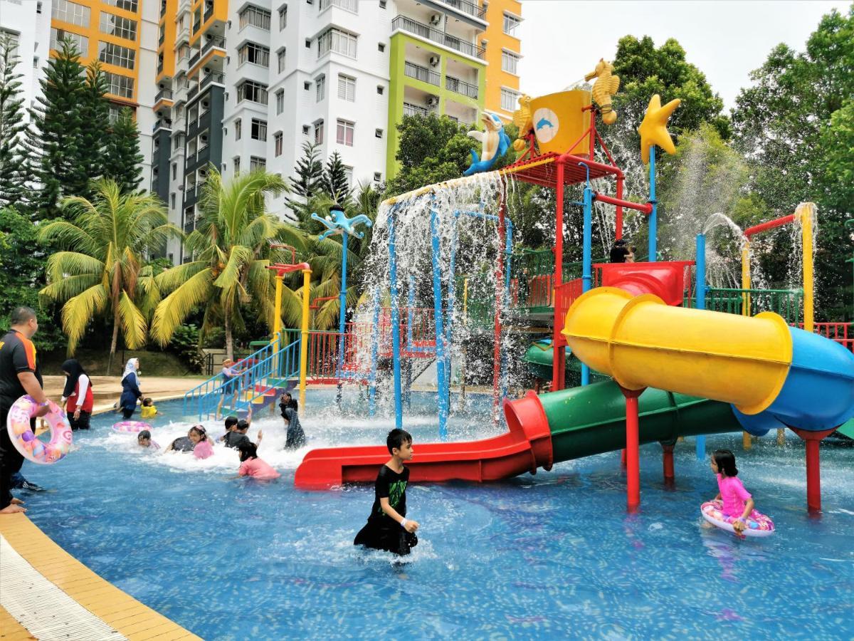 B - Lagoon Water Themepark Suite Melaka Town Esterno foto